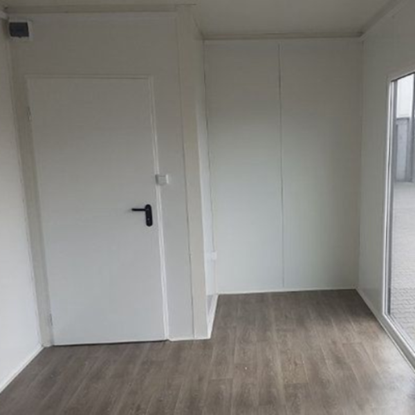 Als büro mit toilette ausgestatteter container